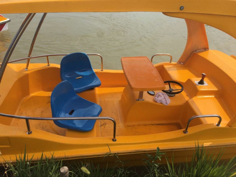 4人轎車(chē)電動(dòng)船